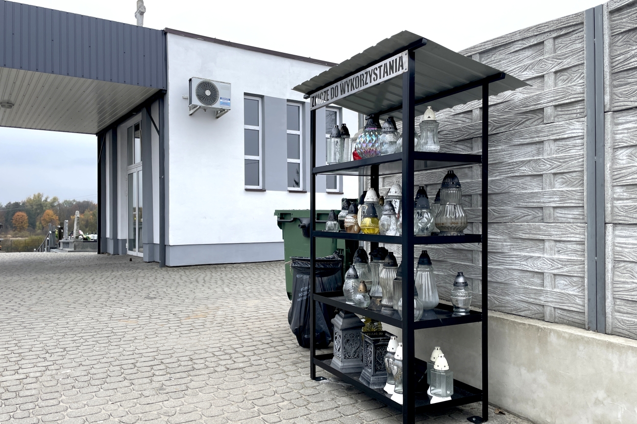 Stojaki na znicze przy cmentarzach w Lubaczowie fot. lubaczow.pl