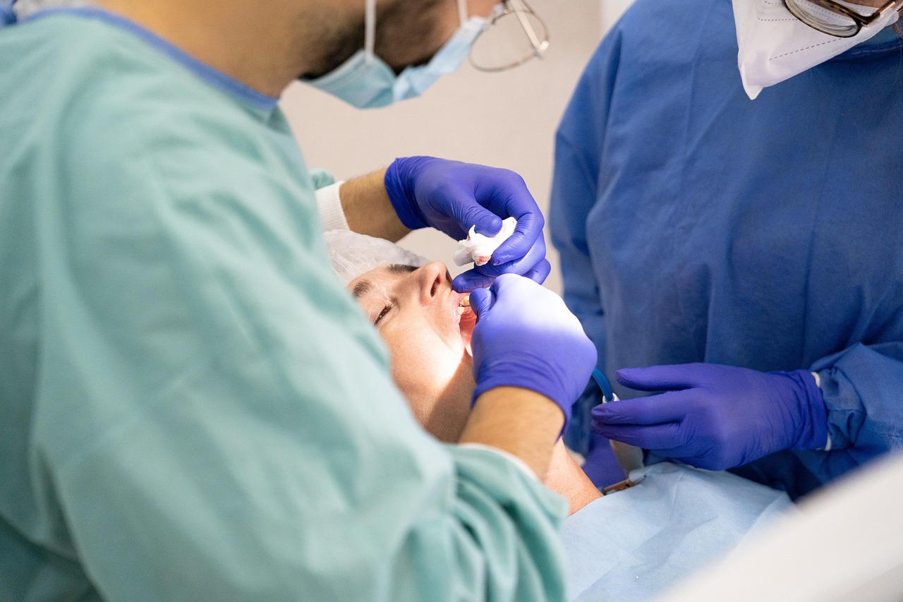 Praca dentysty z klientem.