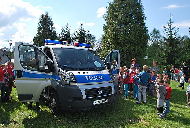 Policjanci rozmawiali z dziećmi o bezpieczeństwie