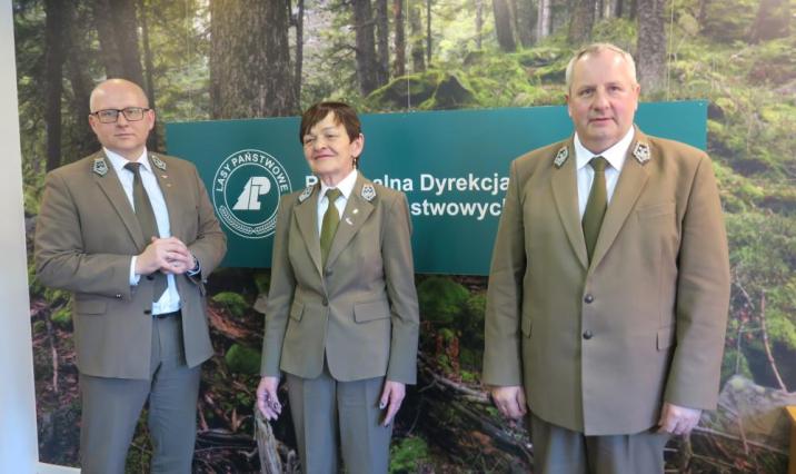 Od lewej Andrzej Konieczny - dyrektor generalyn LP, Grażyna Zagrobelna i nowy dyrektor RDLP w Krośnie Marek Marecki  fot. Edward Marszałek