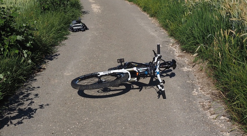 Rowerzyści zderzyli się na ścieżce. Oboje trafili do szpitala