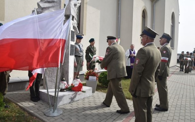 Pamiętają o gen. Stanisławie Dąbku i pomordowanych mieszkańcach Dąbkowa i Opaki [ZDJĘCIA]