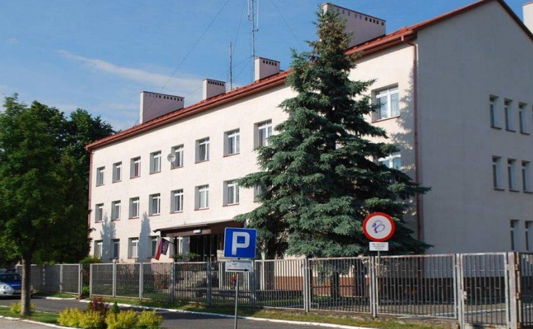 Trwa modernizacja Komendy Policji w Lubaczowie. Wejście do budynku od strony dziedzińca