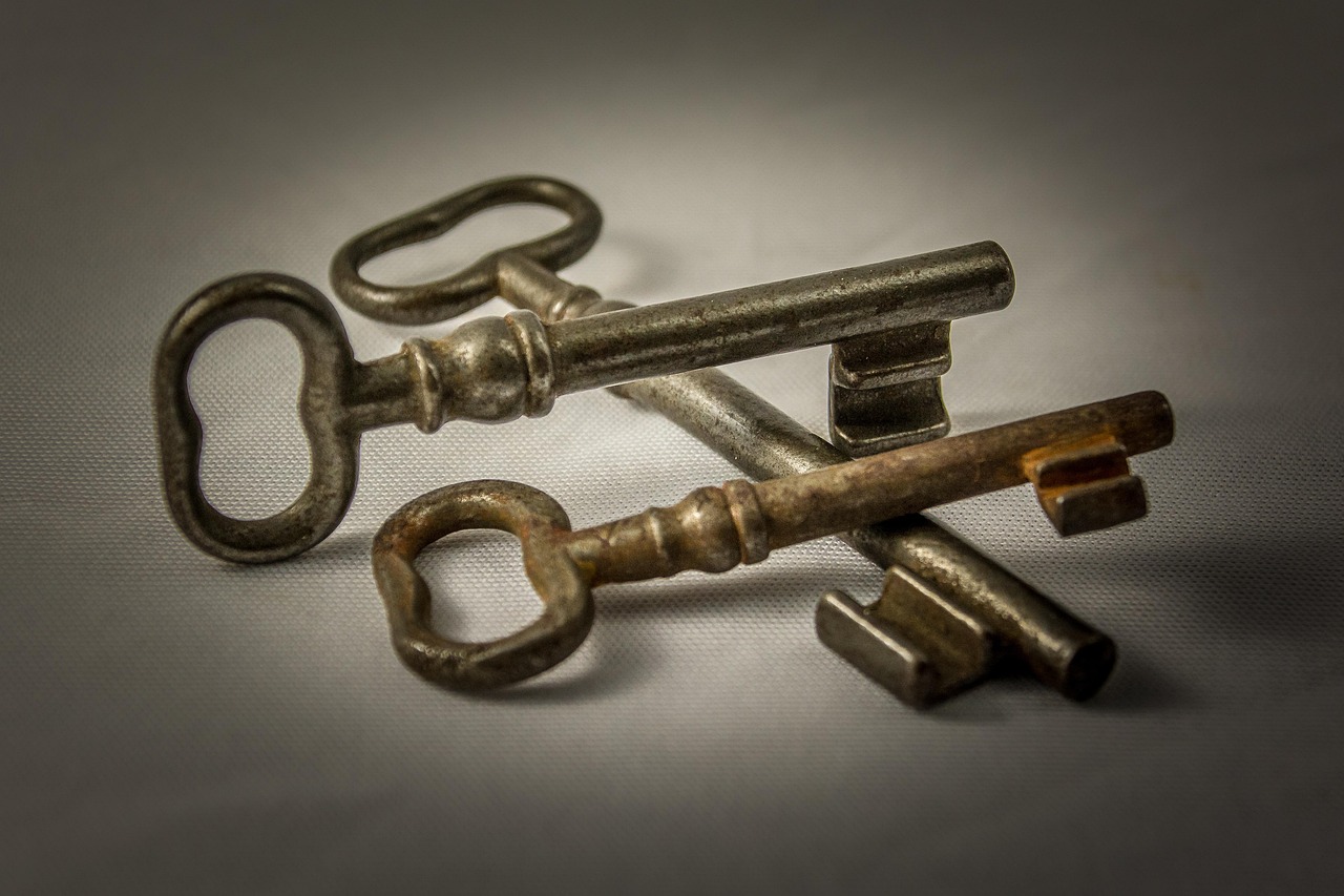 Kiedy powstał pierwszy pokój zagadek i jakie są zasady gry w Escape Room?