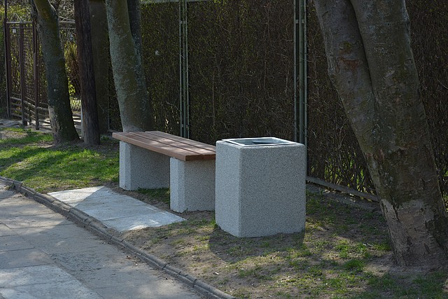 W Lubaczowie pojawiły się nowe ławki i kosze na śmieci