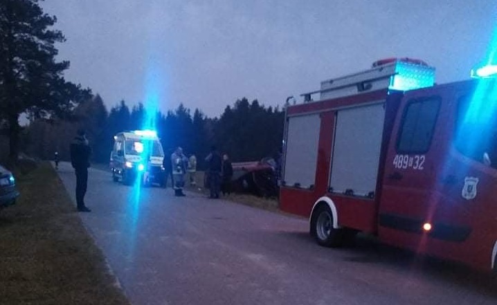 Dachowanie osobówki niedaleko Łukawicy