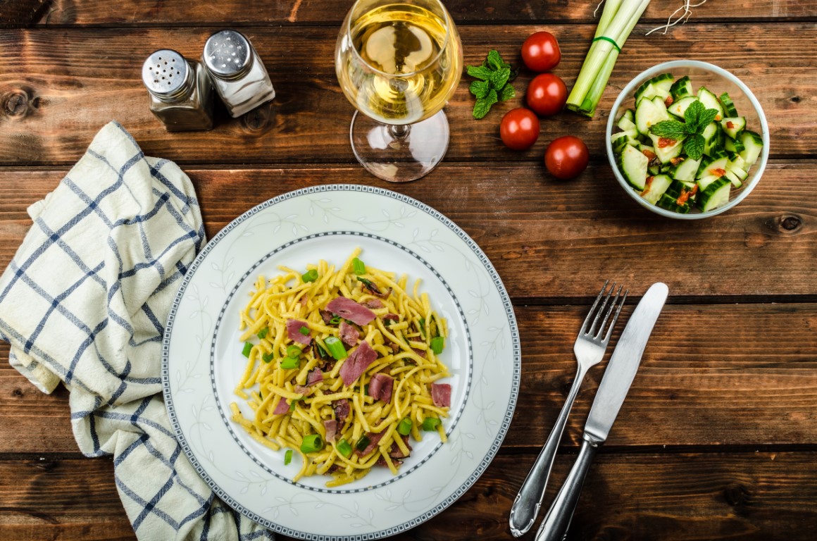3 pomysły na kolację z makaronem i sałatką – idealne na celebracje wieczoru