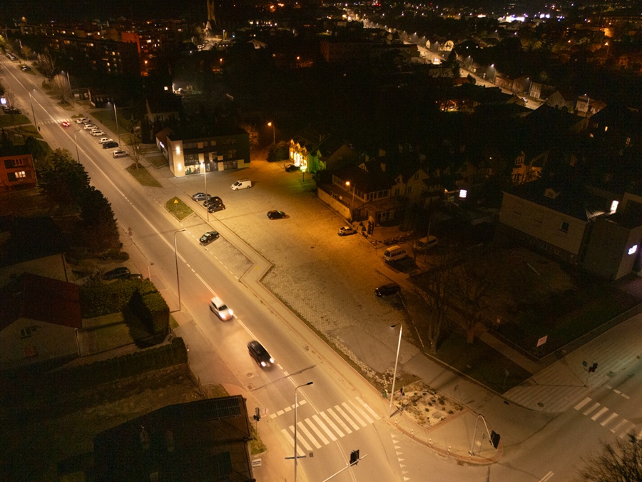 Parking przy MDK z drona fot. ZLUBACZOWA.PL