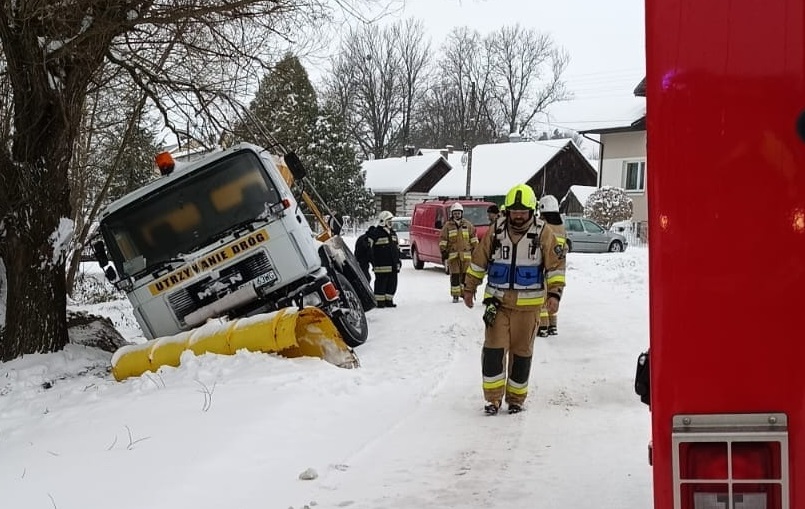 Pługopiaskarka wpadła do rowu. Pojazd wyciągali strażacy [ZDJĘCIA][VIDEO]
