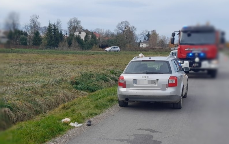 Potrącenie pieszej w Cewkowie. 80-latka z licznymi obrażeniami trafiła do szpitala