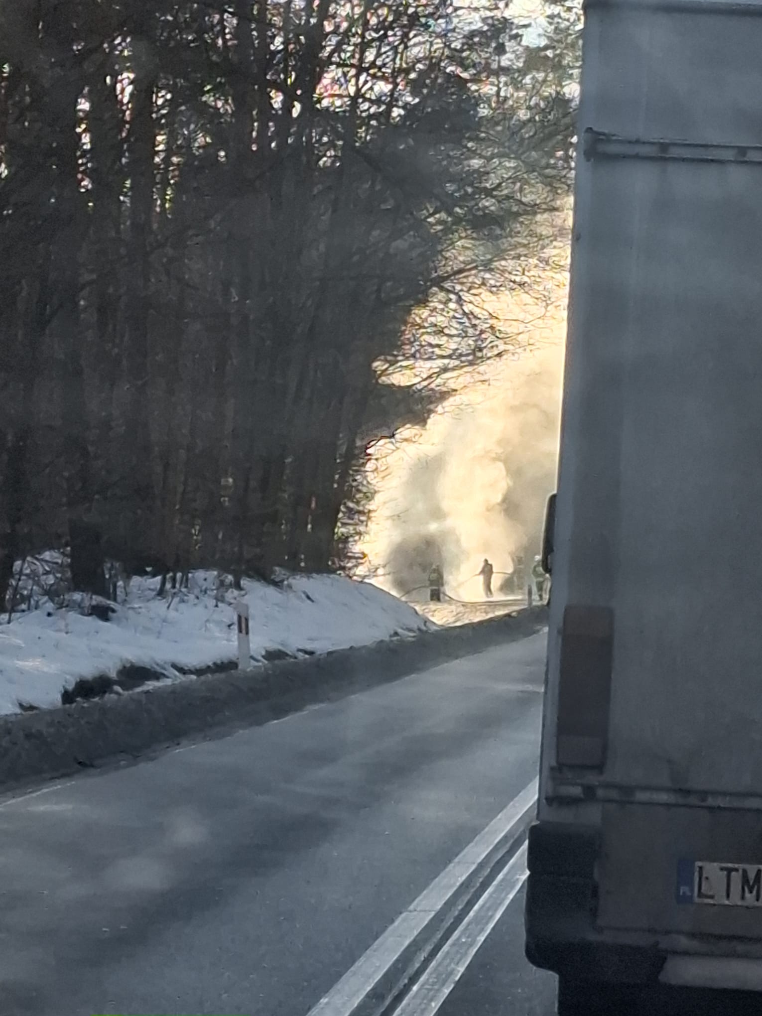 Pożar tira na drodze w kierunku Sieniawy fot. czytelnik ZLUBACZOWA.PL