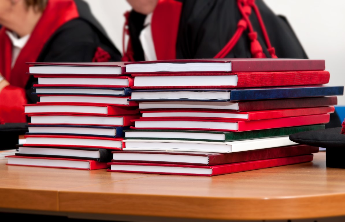 Prawo w biznesie czy jednolite studia magisterskie z prawa? Sprawdź, co będzie lepsze dla Ciebie!