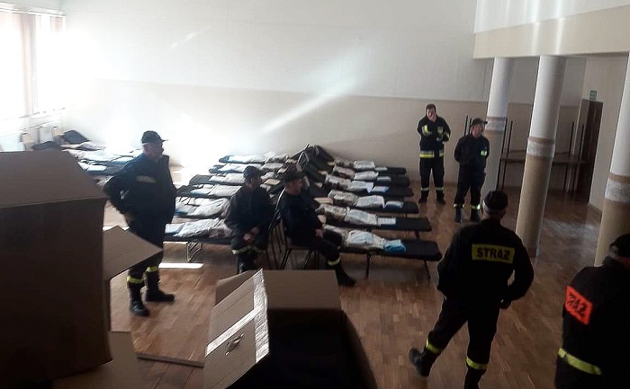 W organizacji punktu w Krowicy Samej pomagali strażacy