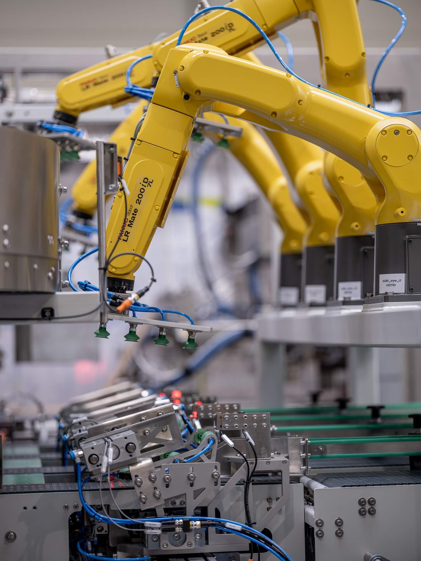 Inteligentne fabryki w Przemyśle 4.0 – jak połączenie robotów i sztucznej inteligencji optymalizuje produkcję?