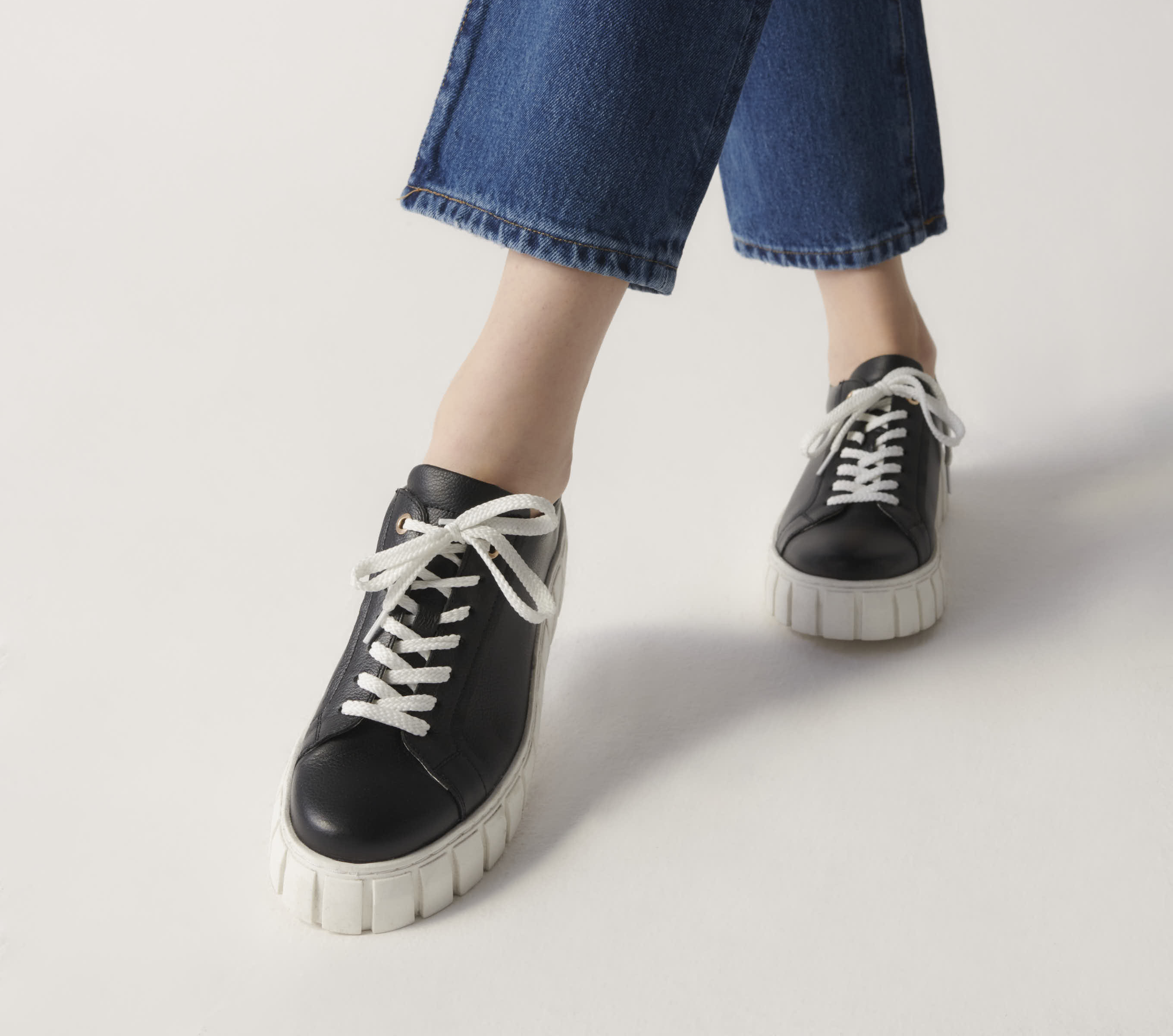 Sneakersy ze skóry - Dlaczego warto je mieć? Jak o nie prawidłowo dbać?