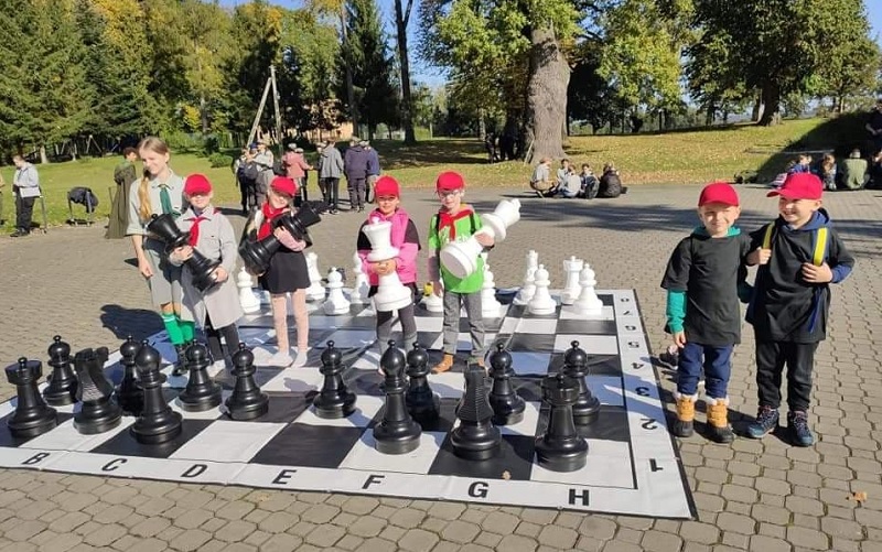 „Szachy w plenerze”. Dzieci uczą się grać w szachy i warcaby