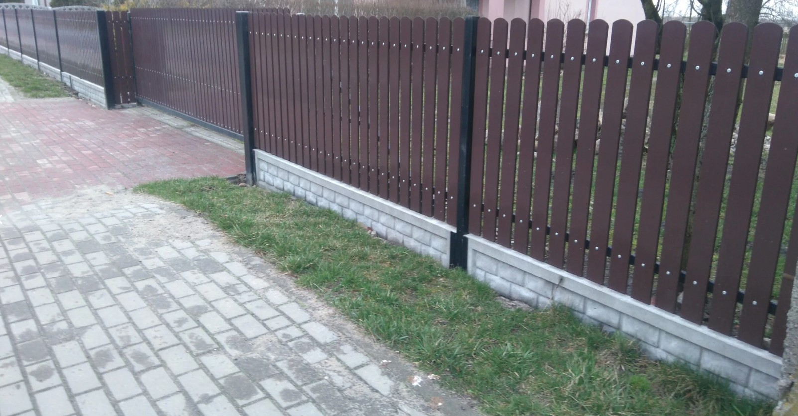 Ogrodzenia grzebieniowe i metalowe sztachety na płot jako nowoczesny sposób na estetyczne i trwałe wykończenie posesji