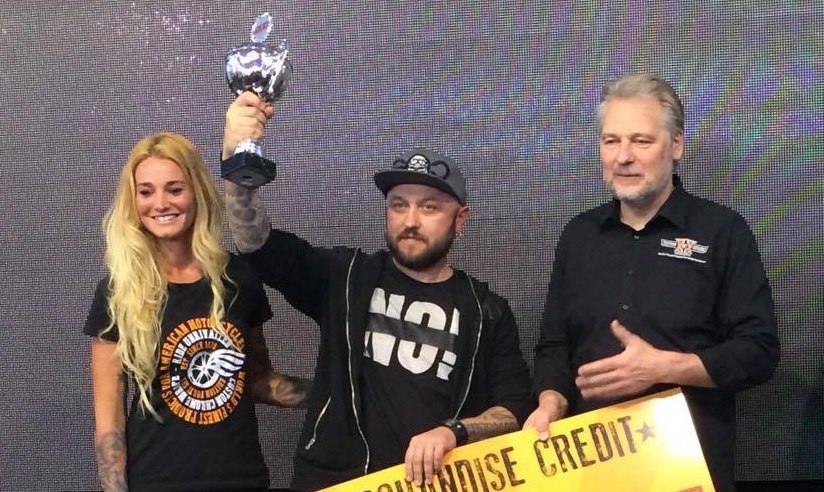 Szef GOC Stanisław Myszkowski (w środku) z nagrodami fot. GOC