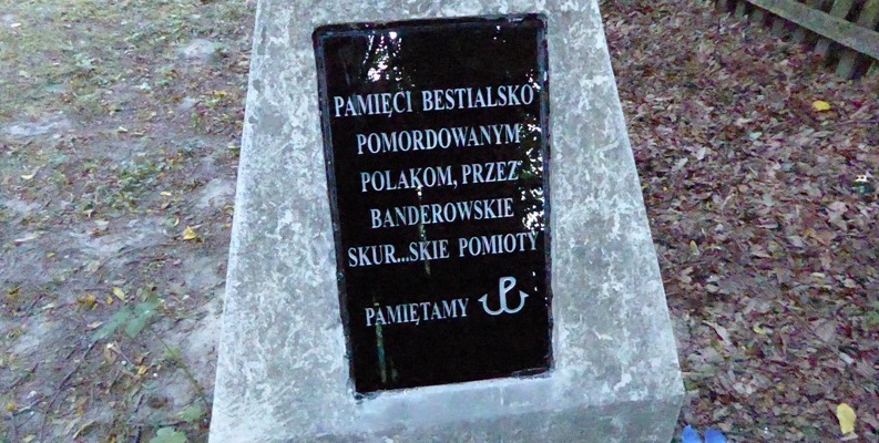 Tablica powieszona przez grupę Cichociemni na pomniku UPA