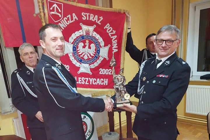 Nowy prezes OSP Oleszyce Jarosław Wojtak (z lewej) oraz był już prezes Andrzej Osuch fot. OSP Oleszyce
