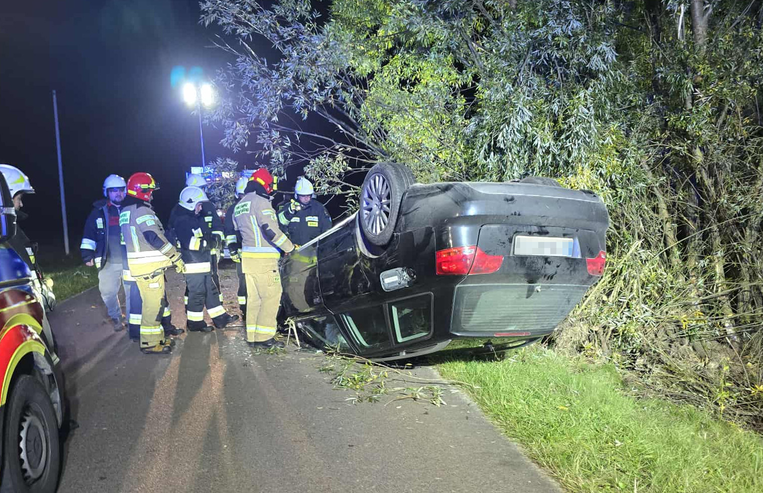 Wypadek na trasie Stary Dzików – Koziejówka. Samochód uderzył w drzewo i dachował