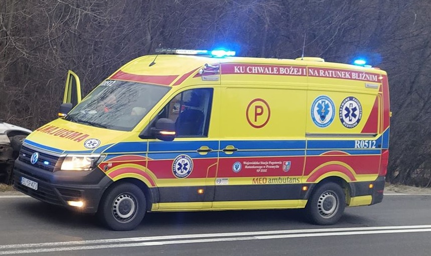 Wypadek za Oleszycami. Kobieta z dwójką dzieci w szpitalu