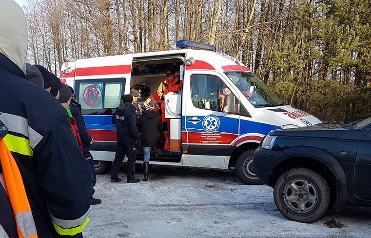 Mężczyzna został odnaleziony i od razu trafił pod opiekę ratowników medycznych fot. zlubaczowa.pl