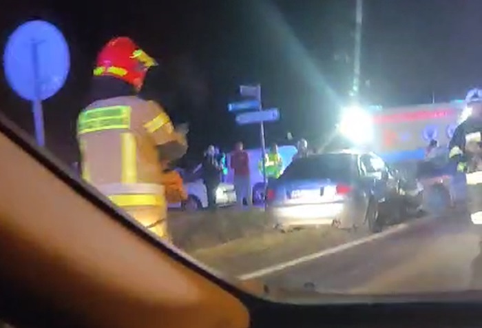 Czołowe zderzenie na trasie Dachnów – Cieszanów. Trzy osoby w szpitalu [VIDEO][AKTUALIZACJA]