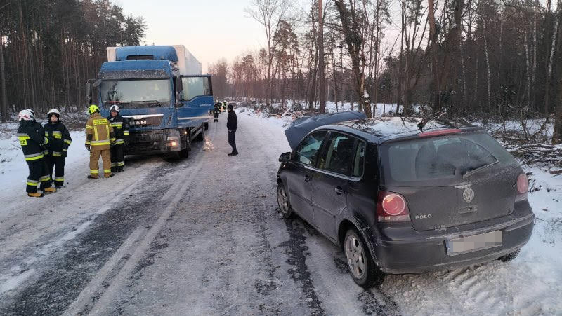 Zderzenie ciężarówki z osobówką na trasie Lipina – Wólka Zapałowska [ZDJĘCIA]
