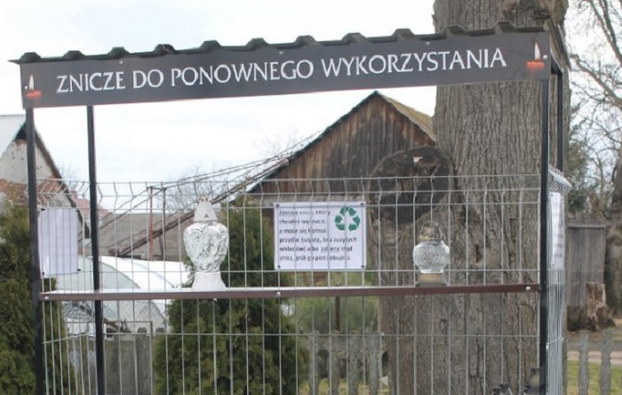 W Starym Dzikowie na cmentarzu pojawiły się regały na znicze do ponownego wykorzystania